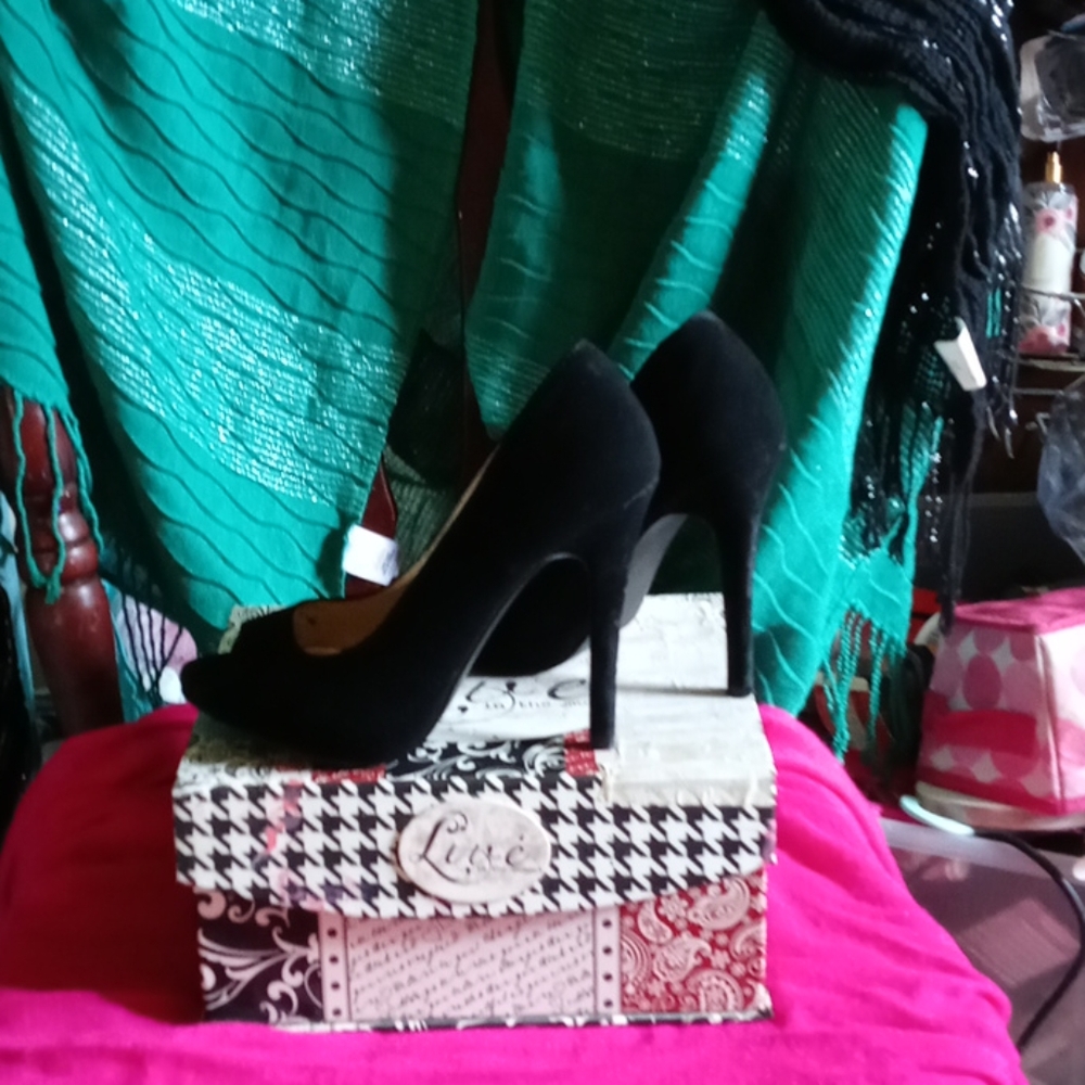 Heels - Picture 2 of 2